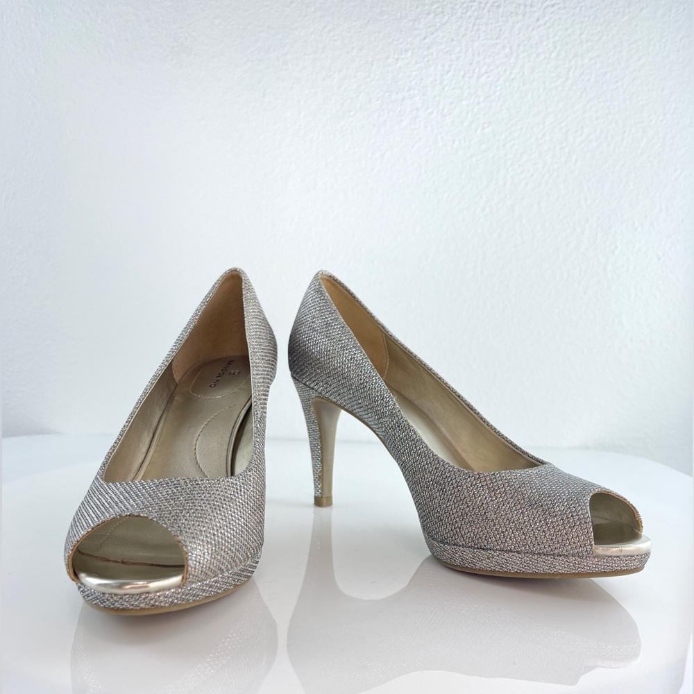 BANDOLINO Silver sparkle, gold tone insole Heel Shoes size 7M